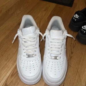 Air force 1 vita - Helt vita bara botten som är smutsigt men det märks ej.