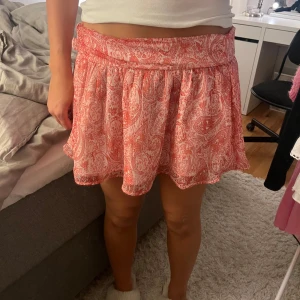 Rosa och vit kortkjol med paisleymönster - Superfin kortkjol i rosa och vitt mönster. Den är lågmidjad och passar bra till sommaren💘💘