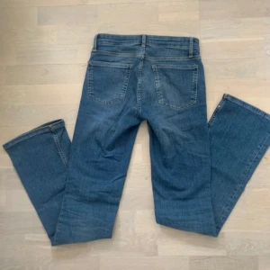 Blåa lågmidjade bootcut jeans från Zara 💙 - Jätte snygga lågmidjade bootcut jeans från Zara! Storlek 34 ❤️ Nästan oanvända (se bilder för skick) - lite slitna vid benöpningen men syns knappt! Hör av er vid frågor!