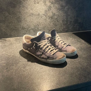 Navy Philippe Model  - Ett par snygga philippe model skor i färgen mörkblå, de är storlek 44. Skorna är sköna å gå i men har hål vid hälen men de känns inte av när man går om man inte tänker på de! Pris kan diskuteras!