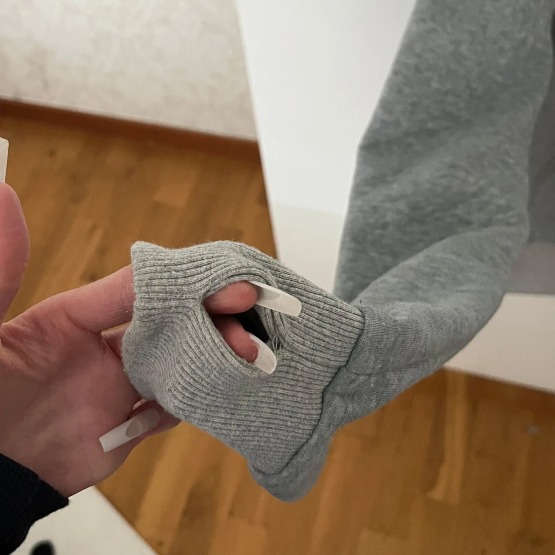 Grå hoodie med dragkedja och huva - 3