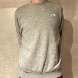 Nike sweatshirt  - Nike sweatshirt - Pris: 200kr - Storlek: M - Jätte bra skick inga defekter 9/10 använd väldigt fåtal gånger - Hör av er vid funderingar!