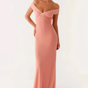 Katiya maxi dress peach  - Säljer min balklänning från Peppermayo, använd endast en gång💕 Hör av er om ni vill ha fler bilder! Storleken är au 8 vilket motsvarar 36