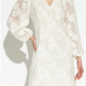 Samsøe Samsøe Anai dress - Suuuperfin vit klänning, ny med etikett kvar. Storlek S. Klänningen har lite puffiga ärmar och en lätt transparent känsla i tyget. Slutsåld i de flesta butiker. Perfekt för fest eller midsommar! Nypris 1499:-