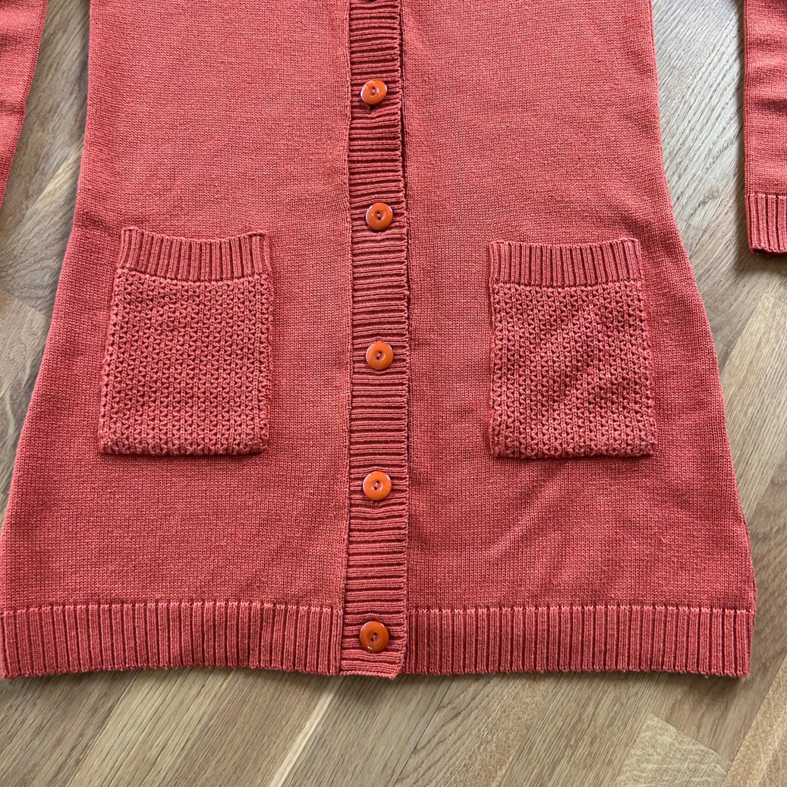 Rostfärgad stickad cardigan från Cissi och Selma - 1