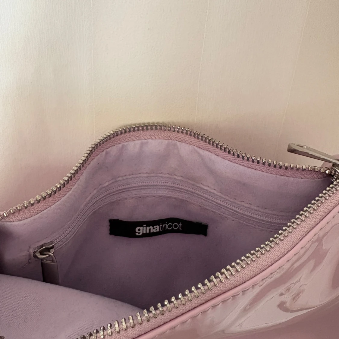 Ljuslila axelväska från Gina Tricot - 2