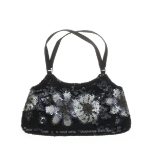 Svart axelväska med paljetter och blommönster - Säljer en svart axelväska dekorerad med glittriga paljetter i blommönster i silver och vitt. Väskan har dubbla axelband och en klassisk form som passar perfekt när du vill sticka ut lite extra.