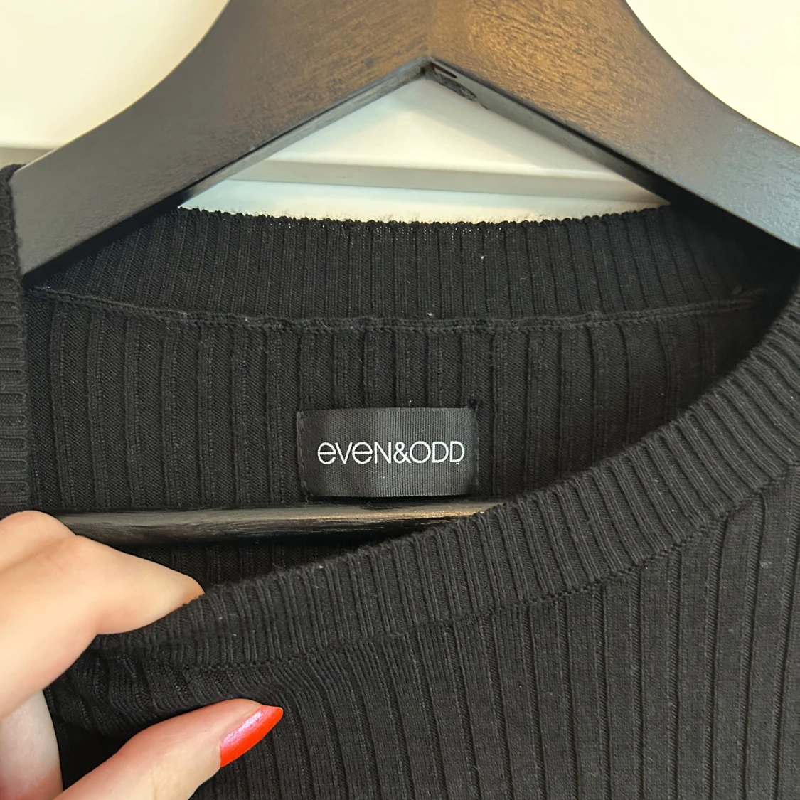 Svart ribbad croppad tröja  - 1