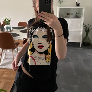 Svart t-shirt med tryck - Svart t-shirt med tryck på framsidan som endast är testad. 💕