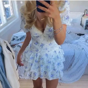 Klänning - Säljer den populära klänningen ifrån Zara! Det är den riktiga från Zara, inga defekter eller något!! Superfin!