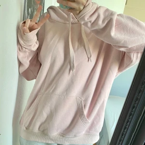 Oversized rosa hoodie - Söt och bekväm hoodie med långa armar. Använd med små fläckar, men fortfarande fin!