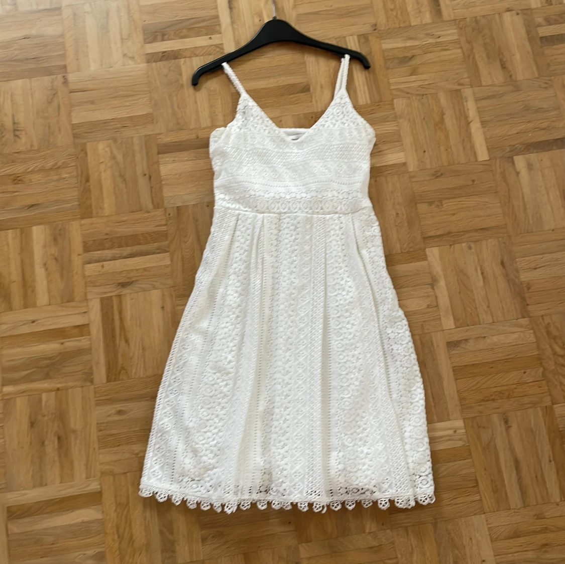 Vit spetsklänning med smala axelband - 2