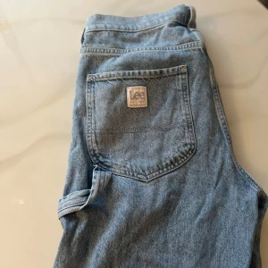 H&M x Lee jeans - Super snygga baggy jeans från kollektionen H&M x Lee som inte går att köpa längre🌸 Hittar ingen storlek men skulle gissa på strl 40. Kan ju passa större eller mindre storlekar beroende på hur man vill att passformen ska vara🥰