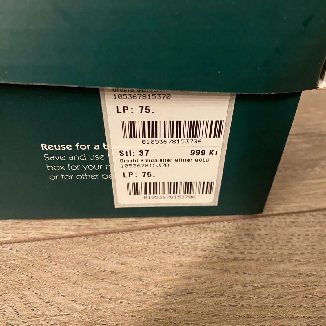 Glittriga guldiga sandaler från Dasia - 4
