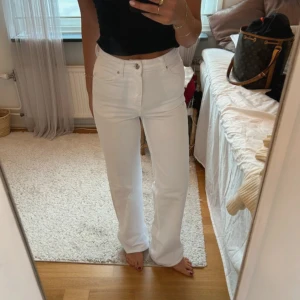Vita jeans Zara  - Vita jeans från Zara, strl 32 men skulle säga att de passar 34 också!