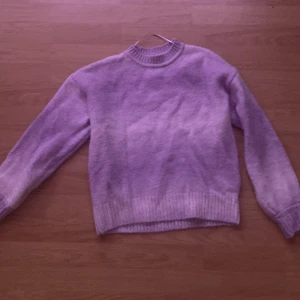 Ljuslila stickad tröja från C - Mysig ljuslila stickad tröja med rund halsringning och ribbade muddar vid ärmslut och nederkant. Perfekt för lager-på-lager och enkel att matcha med jeans eller kjol.