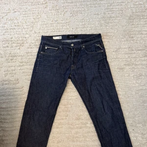 Replay jeans - Säljer ett par mörkblå jeansbyxor från Replay, modell Grover. Klassisk femficksdesign med snygga kontrastsömmar och Replay-logga på myntfickan. Rak passform och normal midja. Perfekta för dig som gillar stilrena jeans med hög kvalitet.