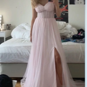 Rosa balklänning - Säljer nu en helt ny balklänning från JJ’s house då jag valde en annan. Prislapp kvar.🩷