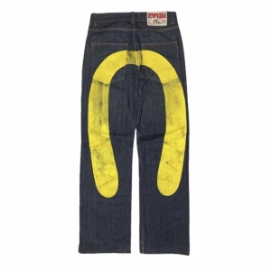 Evisu jeans - Feta Evisu jeans i ny skick!   38 cm i midjan                                                                        105cm långa                                76cm i innerbens längden   22cm i benöppningen  