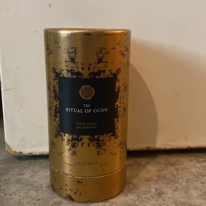 The Ritual of Oudh Pour Femme EdP 50ml - Lyxig parfym från Rituals, The Ritual of Oudh Pour Femme. Flaskan är fyrkantig och guldig med svart lock, och kommer i en exklusiv guldfärgad förpackning med svarta detaljer. Doften har inslag av oud, ros och rosa peppar för en djup och mystisk känsla.