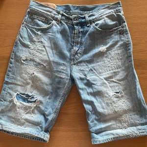 Dondup shorts - Feta jeansshorts från Dondup. Storlek 31 men passar skulle säga att de passar både 30 och 32. De är lite längre i benen. Vid frågor är det bara att skriva🤗
