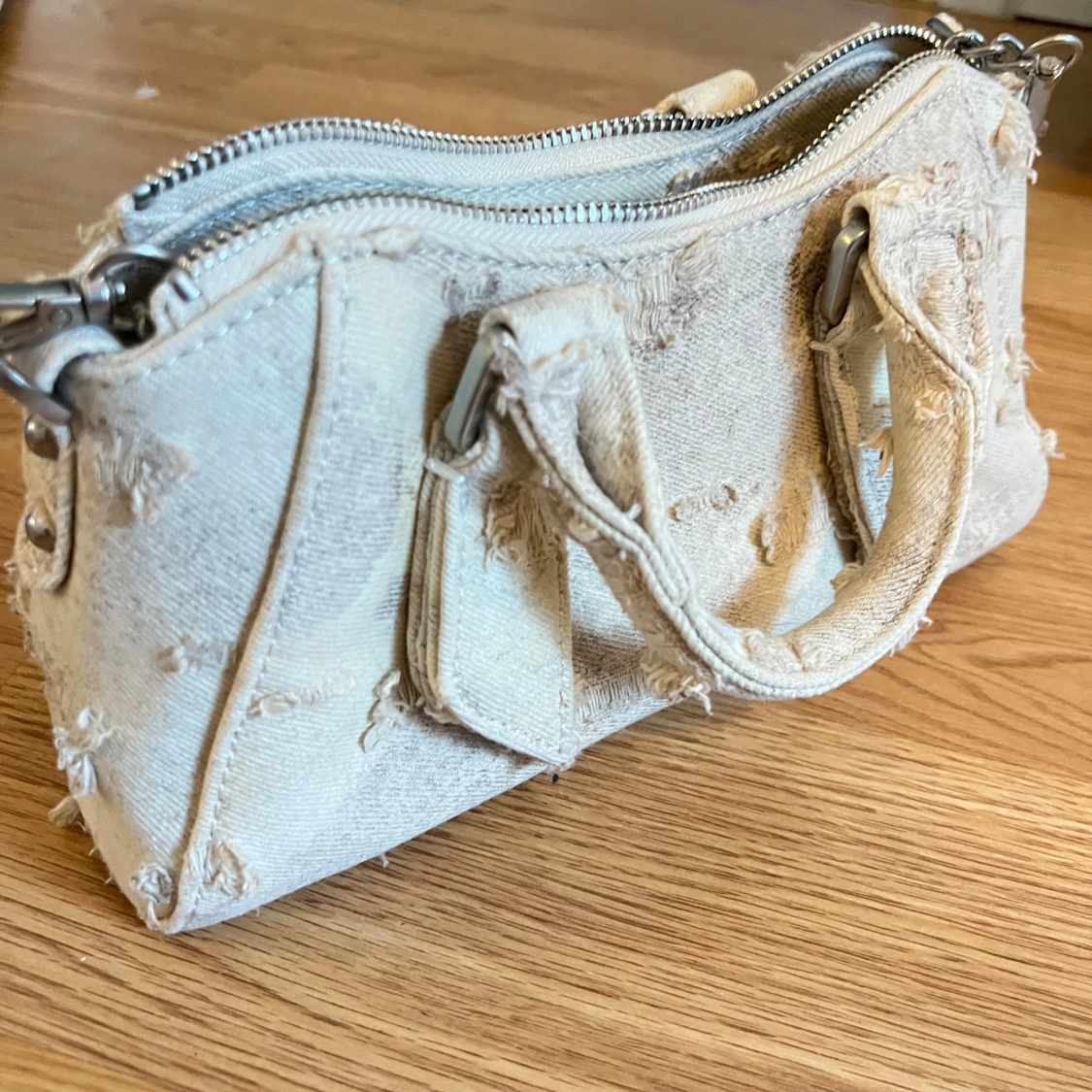 Beige jeansväska med kedja - 1