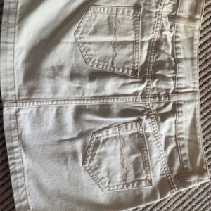 Vit jeanskjol med fickor - Super fin kjol som tyvärr inte passar mig i bra skick men har en liten fläck se sista bilden 