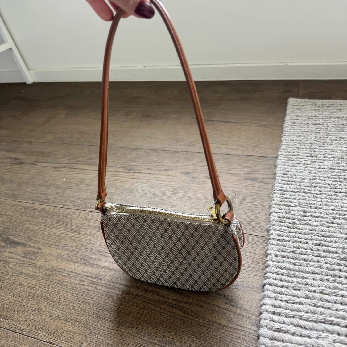 Mönstrad axelväska med bruna detaljer - 2