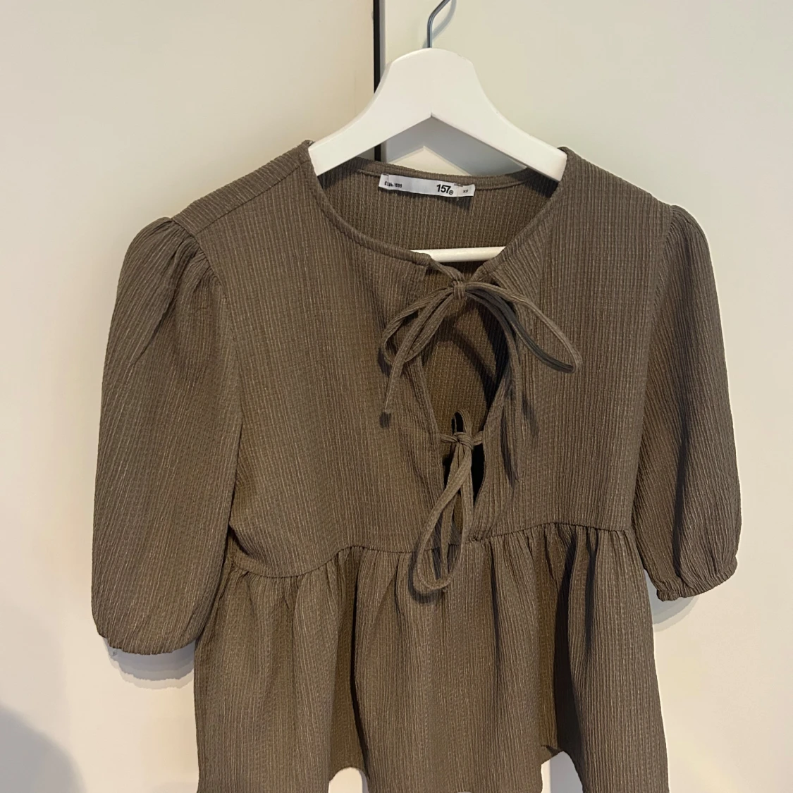 Brun blus med knytning