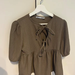 Brun blus med knytning - Storlek XS men passar mer S