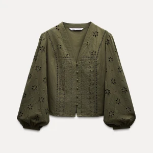 Grön zara blus - Säljer denna fina blus då den aldrig har kommit till användning. Super fin till sommarn!