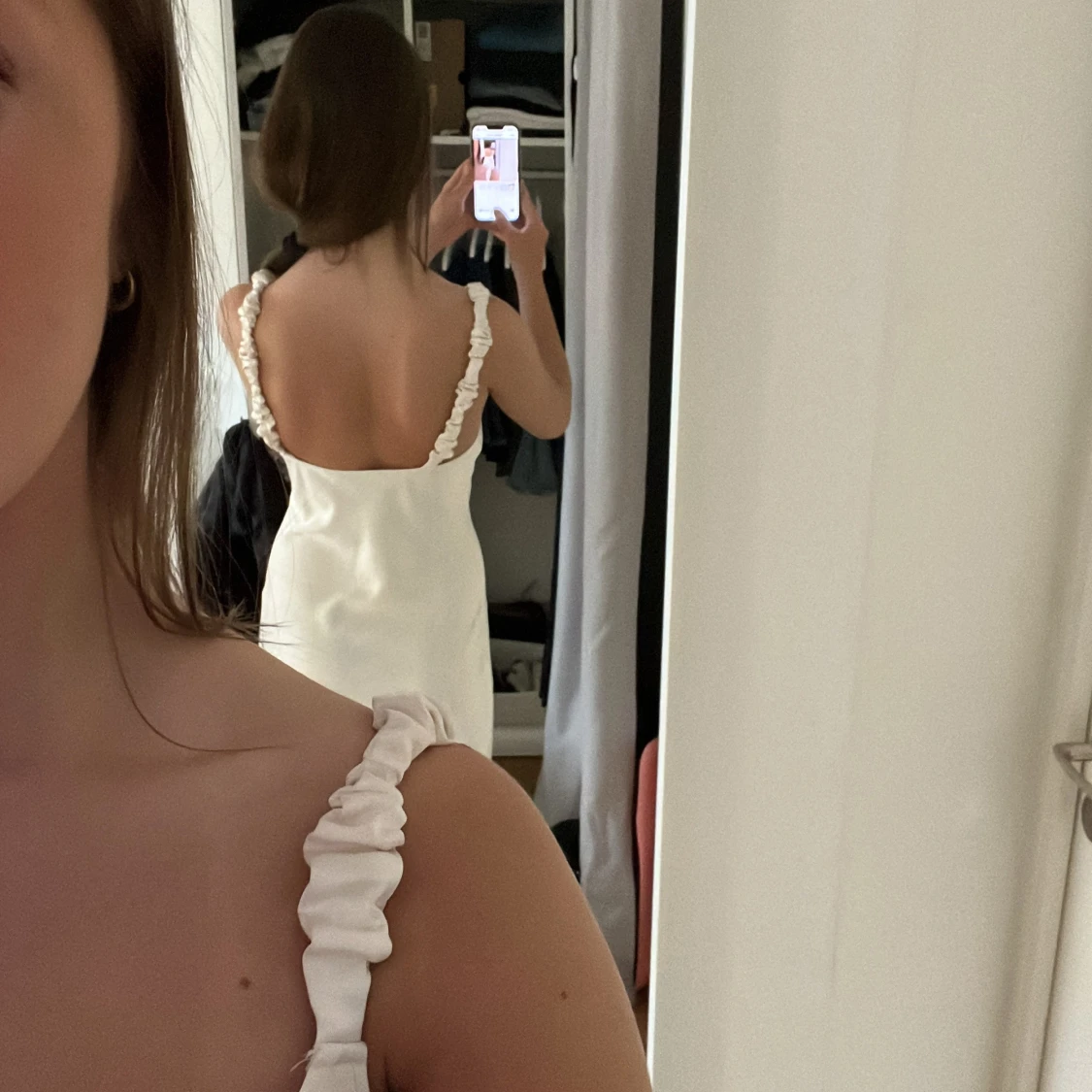 Vit lång balklänning med volangband - 1