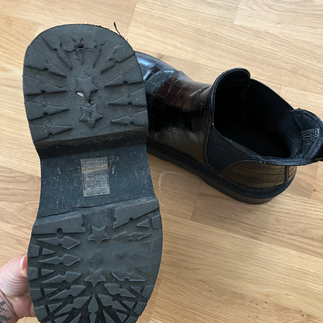 Svarta boots från Steve Madden med krokodilpräglat mönster - 3