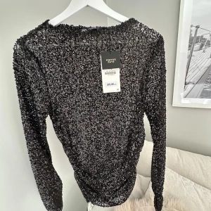 Glittertopp Zara  - Köpt till glitter fest, men kom aldrig till användning. Guldfärgad tråd som håller ihop paljetterna 🌟✨💫