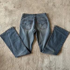 Levis jeans bootcut  - Levis jeans, köpta secondhand. Jättesnygg färg och långa på mig som är 166 cm. Oklart vilken storlek då det saknar lapp, men mina storlekar jag burkar ha är  S, 34/36, 26/27 🩵💙