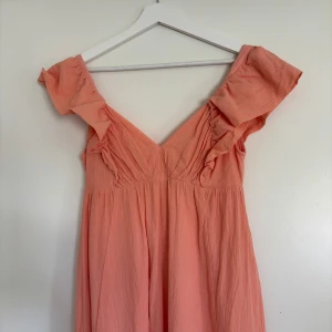 Korallfärgad långklänning med volang från H&M - Superfin korallfärgad klänning från H&M i superfint skick!🌺🪸 Använd gärna ”köp nu” 🩷