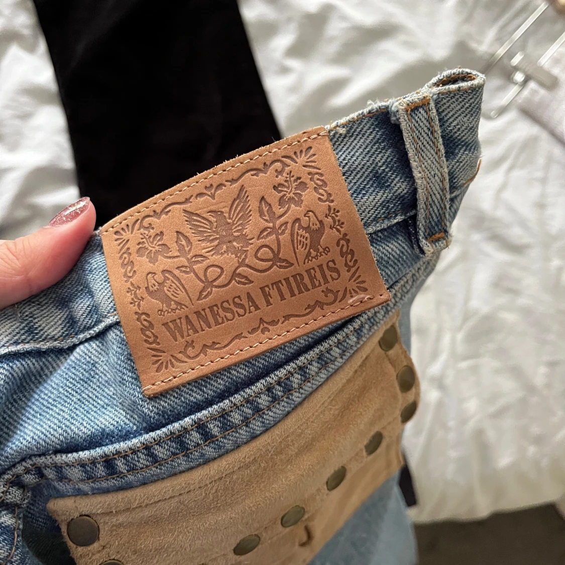 Unika jeans med mockadetaljer från Wanessa Fitibais - 2