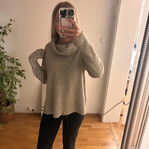 Stickad polotröja - Stickad beige polotröja från veromoda. Slits längst ner. Bra skick