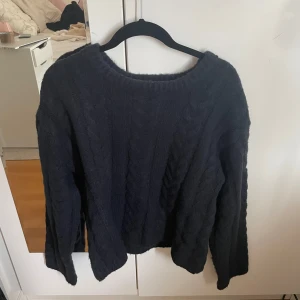 Stickad tröja  - Marinblå stickad tröja från Lager157 