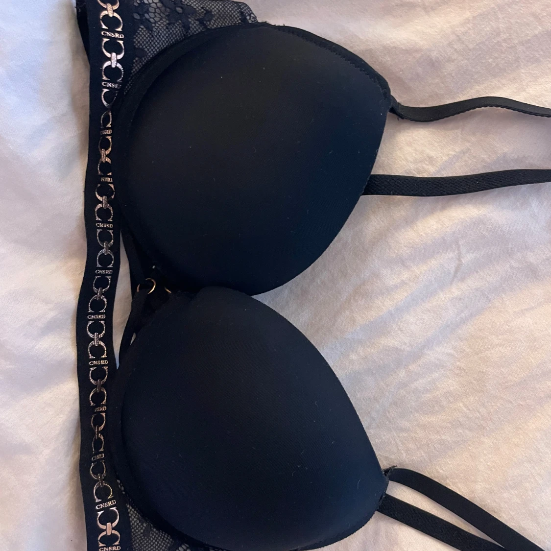 Svart push-up bh med spets och gulddetaljer från CNSRD