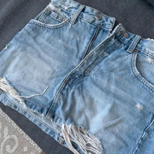 Ljusblå jeanskjol från Pull&Bear - Säljer en ljusblå jeanskjol från Pull&Bear i storlek S🙏🏻