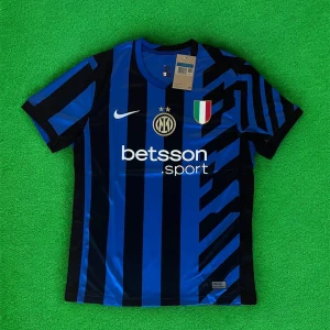 Inter Milan blå-svart matchtröja Nike - Inter Milan fotbollströja i blått och svart med coola ränder och grafiska detaljer. Nike-logga, klubbmärke och sponsortryck på bröstet. Skön passform i lätt, ventilerande material. Perfekt för dig som vill sticka ut på planen eller på läktaren.