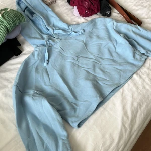 Ljusblå hoodie från Gina Tricot XS - Säljer en ljusblå hoodie från Gina Tricot i storlek XS. Tröjan har huva med snörning, ribbade muddar och är i mjukt material. Perfekt för dig som gillar en enkel och chill stil.