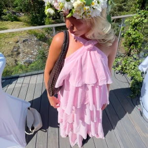 Klänning från veromoda - Klänning från veromoda i storlek L men passar mig som vanligtvis har s/m. Banden är uppsydda i ryggen för en mindre passform. Kan skicka fler bilder. Använd vid ett tillfälle