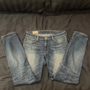 Polo Ralph Lauren jeans - Säljer nu dessa riktigt sköna RL jeans. Dom har en härligt tvättad ljusblå färg. | Dom är i ett riktigt fint skick för att vara använd. | De främre fickorna är väldigt små det kan vara bra att veta det. Men dom rymmer fortfarande nycklar, AirPods och en plånbok eller en korthållare. | Det är bara att höra av sig om man har några frågor eller om man vill ha flera bilder.
