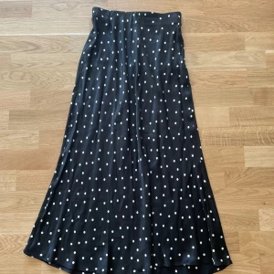 Svart prickig långkjol - Säljer en svart långkjol med vita prickar❤️😍