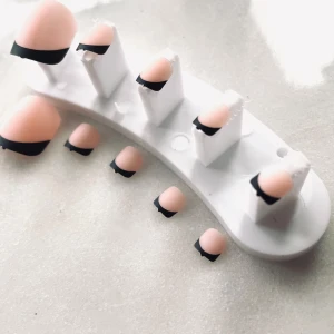 By prisförslag- 10 st Falska tånaglar med svart fransk tipp - Säljer ett set med press-on tånaglar i nude med svart fransk tipp. Naglarna kommer i olika storlekar och inkluderar en uppsättning limpads för enkel applicering. Perfekt för dig som vill ha snygga naglar snabbt utan salongsbesök. Jättebra att återanvända flera gånger. 