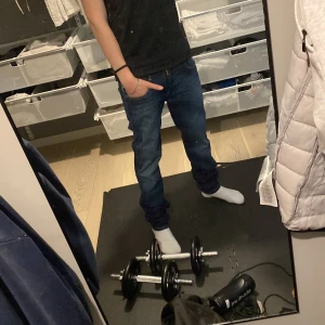 Mörkblåa Replay jeans - Säljer ett par mörkblå Replay anbass jeans. Storlek W30 L34! Perfekta jeans för bland annat vardagen och lite finare tillfällen | Färg: 🔵| Priset är ej hugget i stenen! | Hör av er vid minsta fundering.