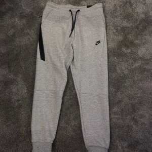 Nike Tech Fleece byxor - Helt oanvända Nike tech fleece byxor som satt för små på mig, Sitter som Small. Obs- det är rep därav priset