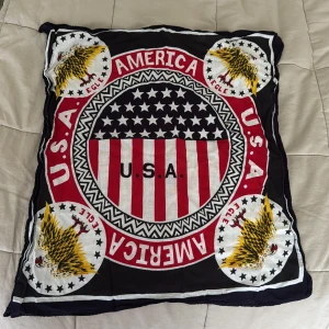 Svart och röd scarf med USA-motiv - Used but in good condition 